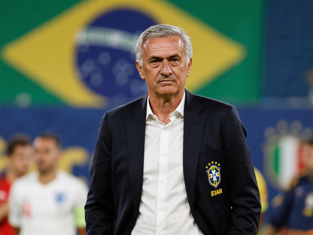 放眼世界足坛上，鲜有国家队会选择聘请一位